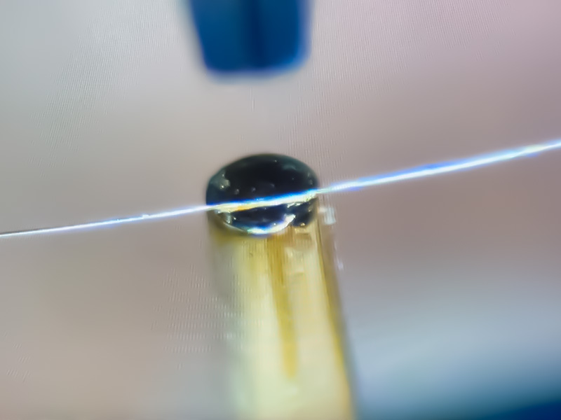 精密微焊接機頭 - 伺服電機驅(qū)動機頭 - 6 0.02mm鉑絲焊接在傳感器銅柱子上