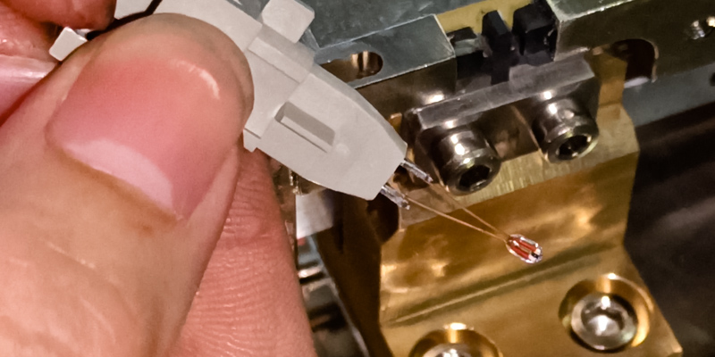 NTC玻封熱敏電阻杜鎂絲引線與溫度傳感器PIN腳焊接